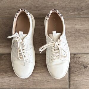 Vionic Simasa White Sneakers with animal print on the back size 7.5